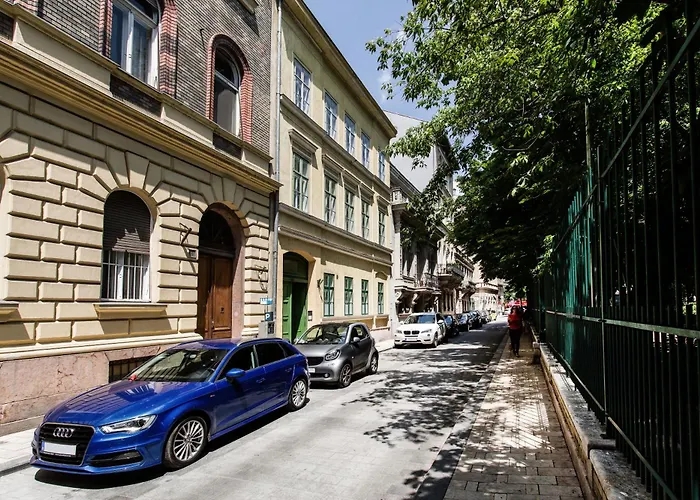 Elegant Duplex Near City Greenery
