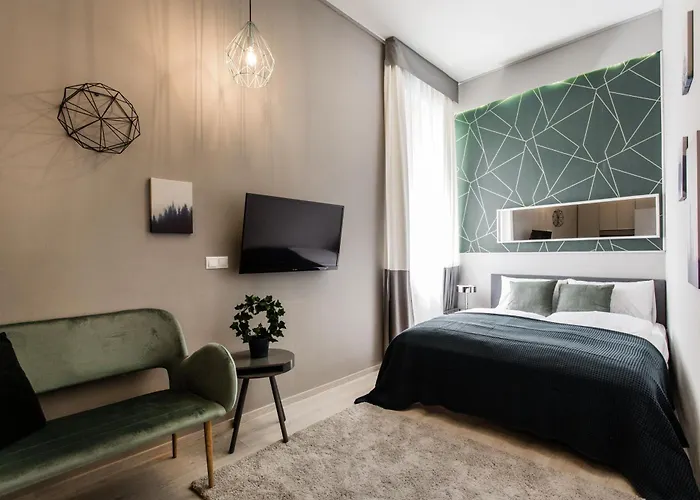 Elegant Duplex Near City Greenery